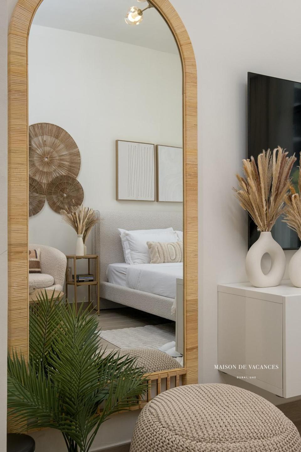 Spacious Boho Pool View Apartment *